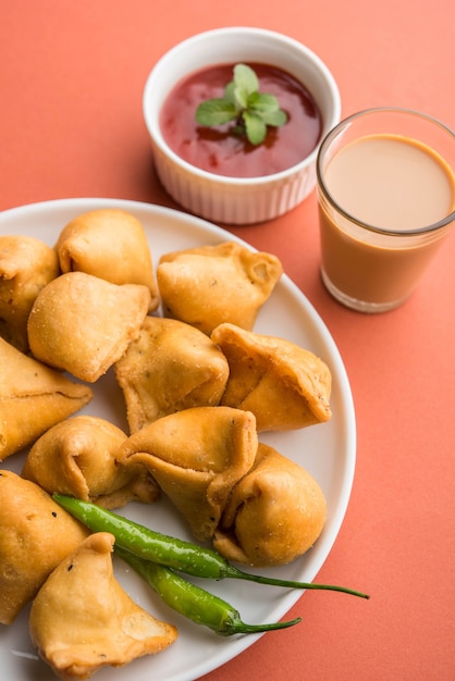 Mini ou petit samoussa avec sauce et thé chaud