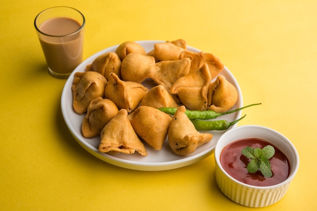 Mini ou petit samoussa avec sauce et thé chaud