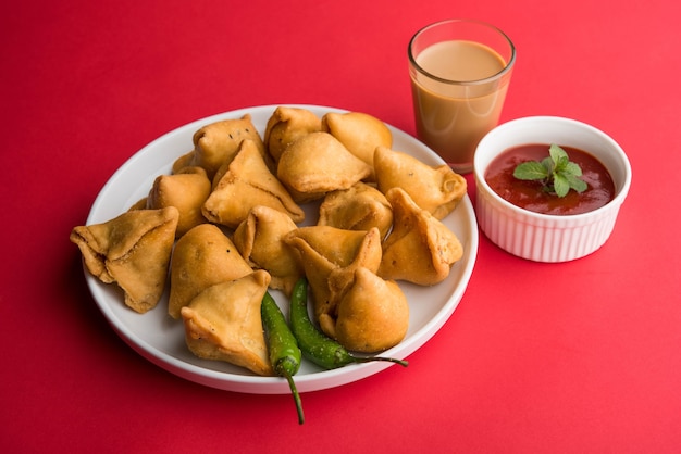 Mini ou petit samoussa avec sauce et thé chaud