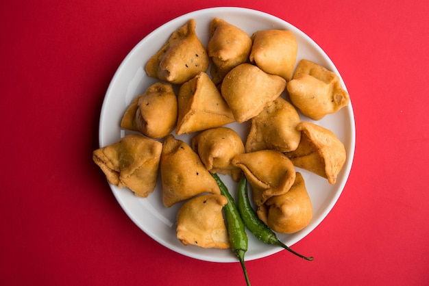 Mini ou petit samoussa avec sauce et thé chaud