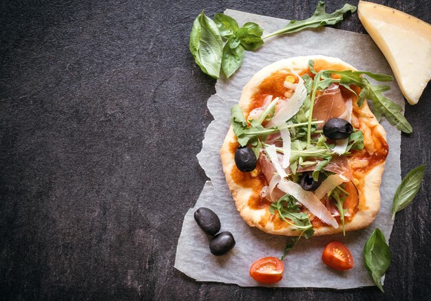 Une mini-pizza au prosciutto