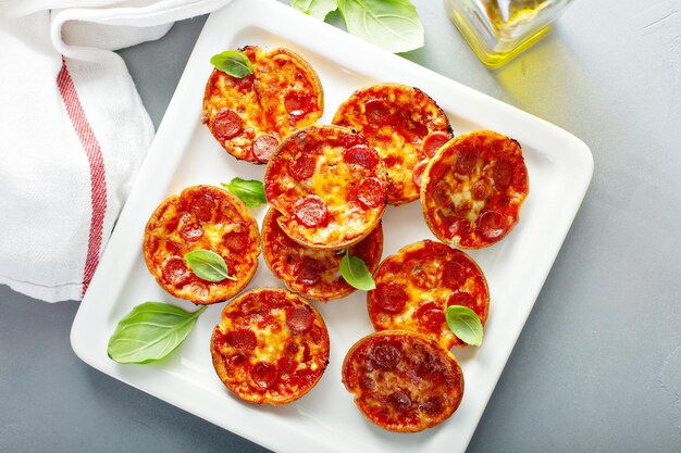 Des mini-pizzas au pepperoni