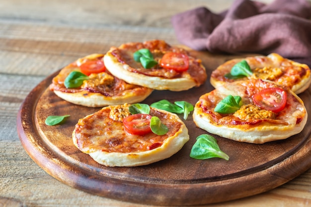 Mini pizzas sur la planche de bois