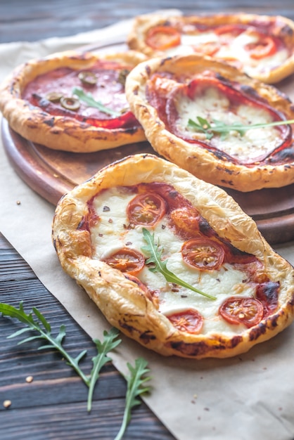 Mini pizzas sur la planche de bois