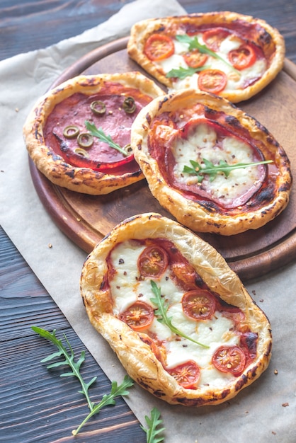 Mini pizzas sur la planche de bois