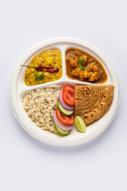 Mini plateau de repas indien ou combo thali avec Gobi Masala roti dal tarka jeera salade de riz