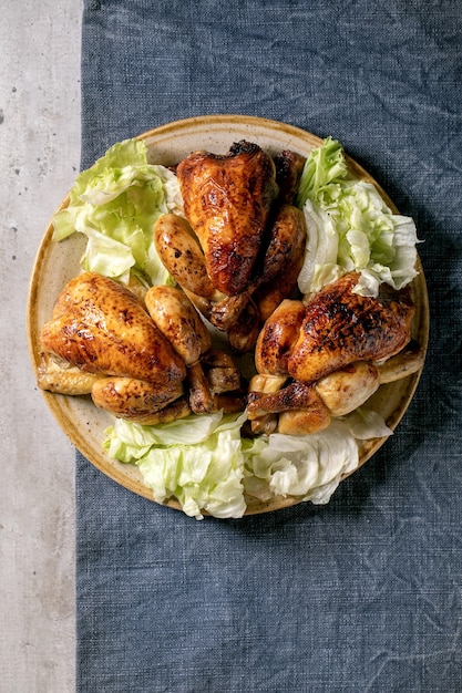 Mini poulet grillé avec salade verte sur assiette