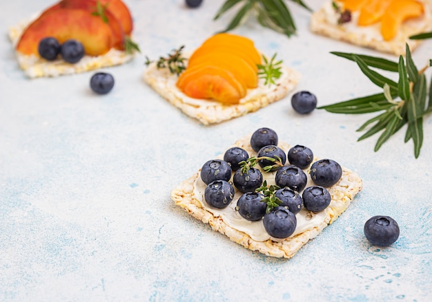 Mini sandwichs au fromage à la crème et fruits frais