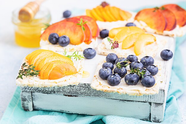 Mini sandwichs au fromage à la crème et fruits frais