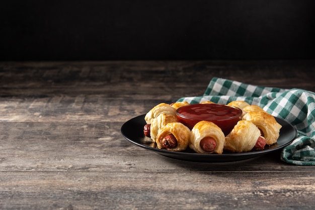 Mini saucisses enrobées de pâte feuilletée avec sauce ketchup