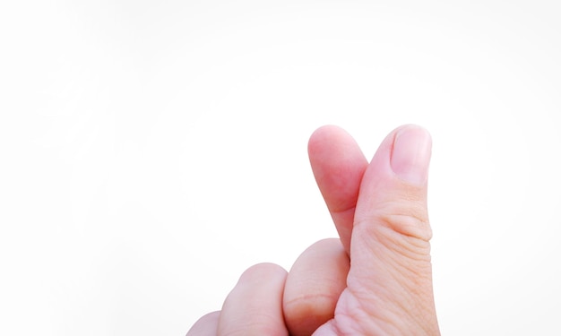 Le mini symbole d'amour de coeur fait par la main humaine sur le fond blanc