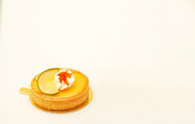 Mini tarte au citron jaune ronde sur table