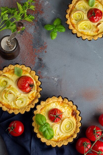 Mini tarte aux poireaux au four, tomates cerises et sauce à la crème