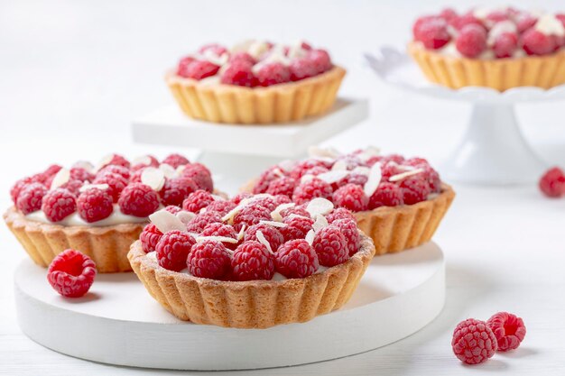 Mini tartelettes à la crème anglaise et aux framboises