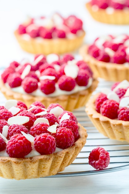 Mini tartelettes à la crème anglaise et aux framboises