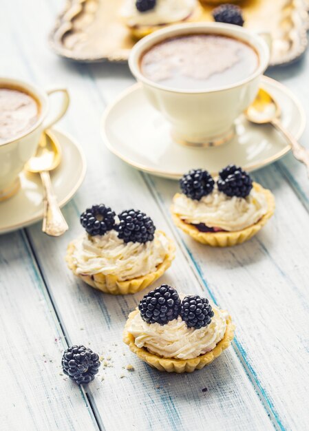 Mini tartelettes à la crème fouettée aux mûres et au café.