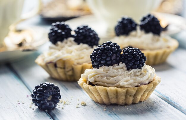 Mini tartelettes à la crème fouettée aux mûres et au café.