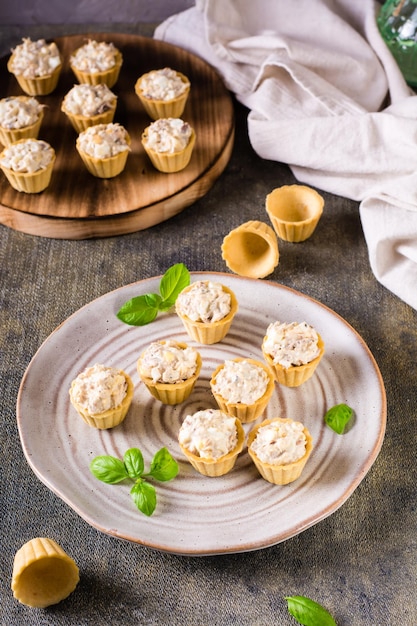 Mini tartelettes avec une salade d'œufs de poisson en conserve et de la mayonnaise Des collations maison Vue verticale