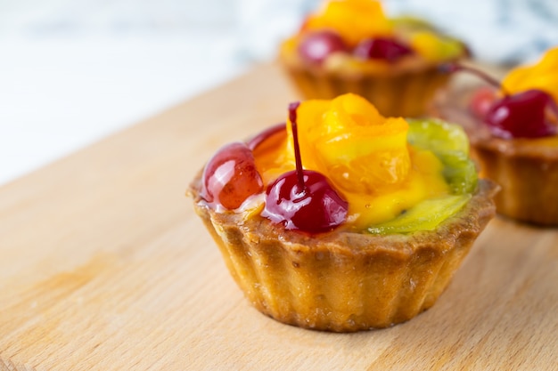 Mini tartes aux fruits fraîches faites maison avec kiwi à la cerise orange et raisins