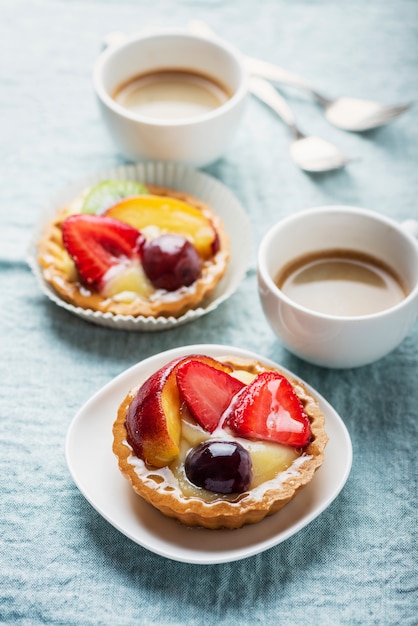 Mini tartes à la crème et mélange de fruits d'été