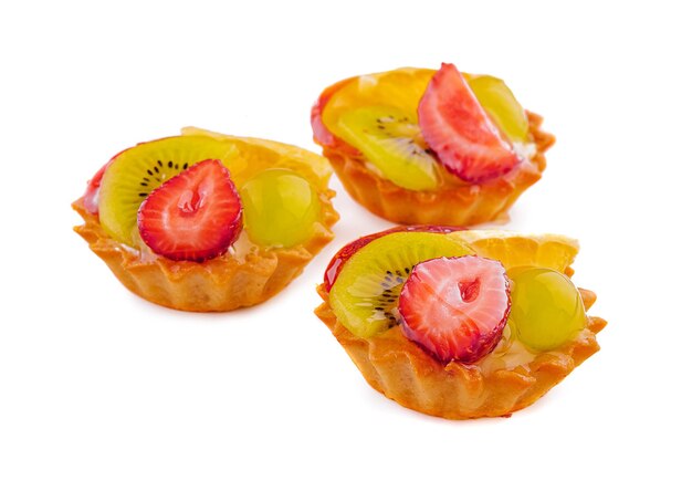 Photo mini tartes à la crème et mélange de fruits d'été