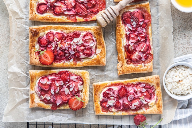 Mini tartes feuilletées au cream cheese fraise amande et miel