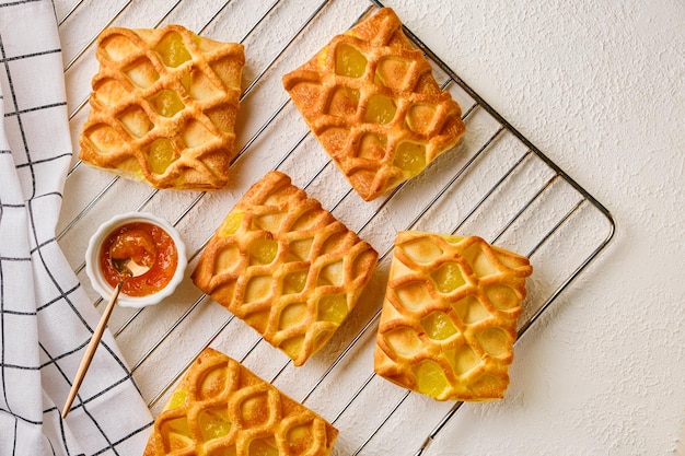 Mini tartes feuilletées à la confiture de poire et citron vert