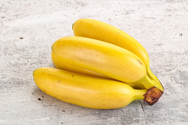 Un mini tas de bananes mûres et sucrées