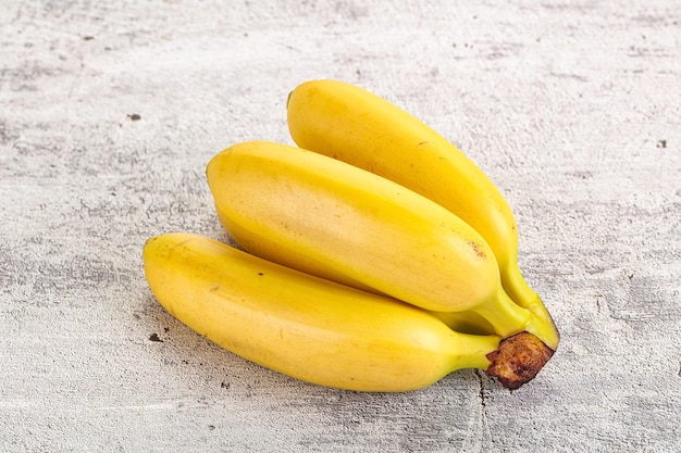 Mini tas de bananes sucrées mûres et savoureuses