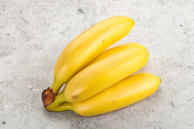 Mini tas de bananes sucrées mûres et savoureuses