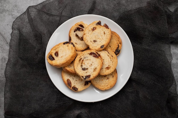 Mini toasts ronds de pain aux raisins secs sur plat