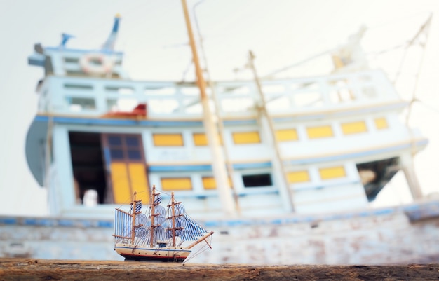 Mini voilier en bois au chantier naval pour l'entretien.