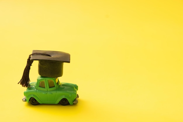 Mini voiture jouet avec un bouchon gradué Concept de conduite penchée