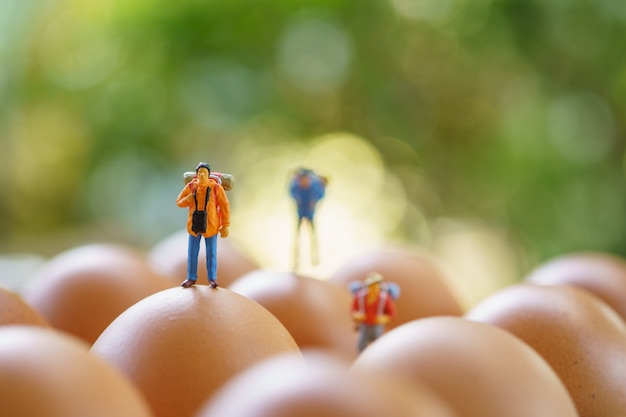 Miniature 2 personnes se tiennent sur la passerelle le début du voyage Pour atteindre l'objectif.