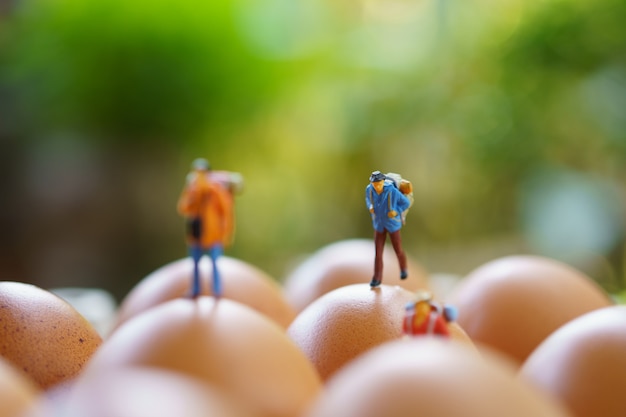 Miniature 2 personnes se tiennent sur la passerelle le début du voyage Pour atteindre l'objectif.