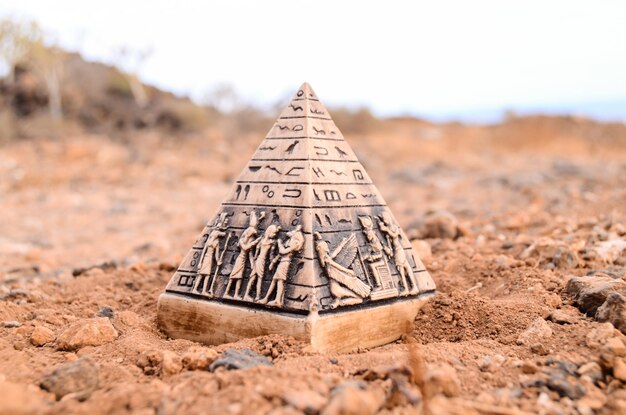 Miniature de modèle de pyramide égyptienne dans le désert de roche