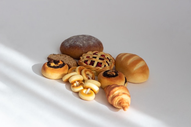 Miniature de pâtisseries de boulangerie en gros plan sur un fond isolé