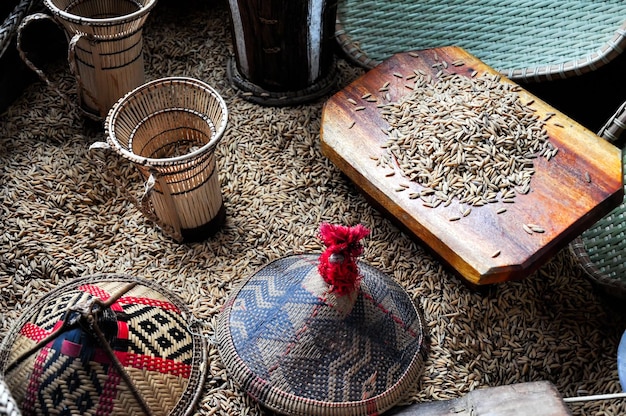 Photo miniatures d'outils et d'accessoires traditionnels de récolte de paddy à sabah bornéo en malaisie lumière et ombre contenues et bruit dû à un iso élevé dans des conditions de faible luminosité