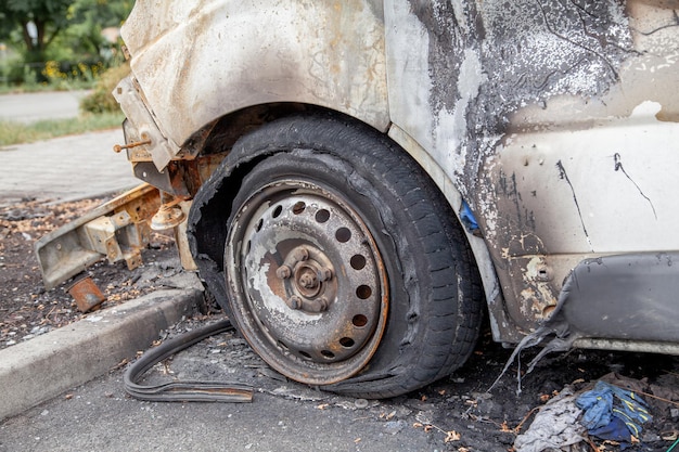 Minibus après un incendie a brûlé le corps et l'intérieur de la voiture a brûlé une voiture rouillée après un incendie ou un accident de voiture