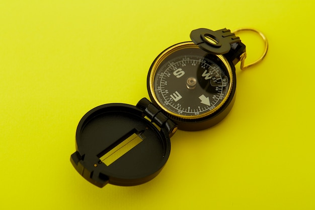 Minimal Compass sur fond jaune vif