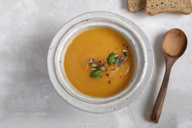 Minimal picture - vue de dessus d'une assiette creuse à la citrouille