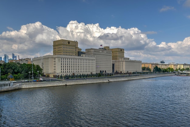 Photo ministère de la défense de la russie sur le remblai de frunzenskaya à moscou russie