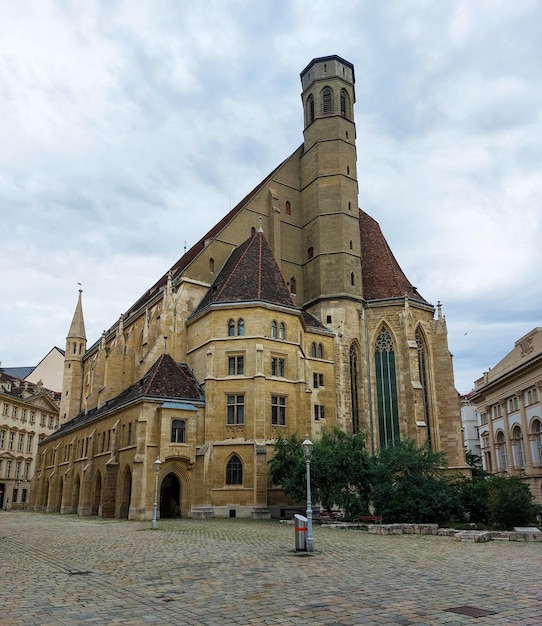 La Minoritenkirche a été construite dans le style gothique français dans l'Altstadt ou le premier arrondissement de Vienne