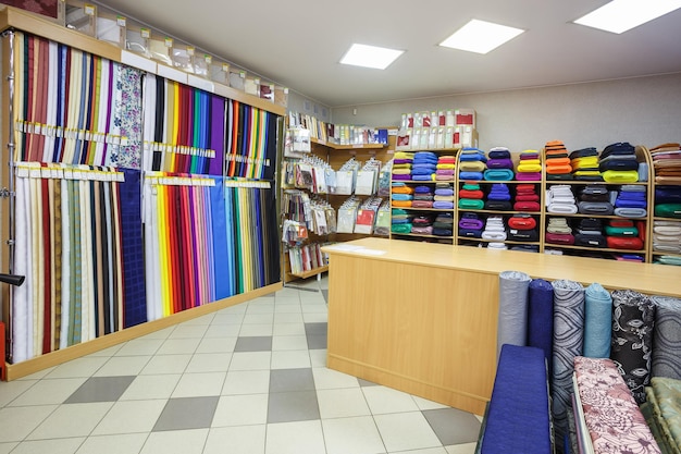 MINSK BÉLARUS 12 FÉVRIER 2018 étagères avec des tissus de différentes couleurs dans le magasin de textiles d'élite