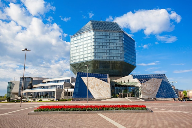MINSK, BÉLARUS - 6 MAI 2016 : La Bibliothèque nationale du Bélarus est une bibliothèque du droit d'auteur de la République du Bélarus. Il est maintenant situé dans un nouveau bâtiment de 72 mètres de haut à Minsk, en Biélorussie.