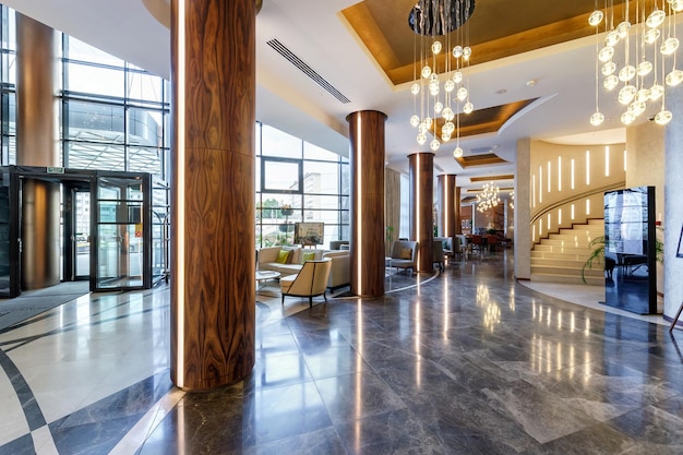 MINSK BÉLARUS AOÛT 2017 colonnes dans la réception du hall des chambres de l'hôtel de luxe moderne