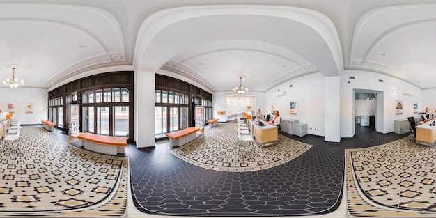 MINSK BÉLARUS AOÛT 2017 panorama hdri sphérique complet et harmonieux 360 dans le bureau moderne intérieur de la banque avec des fenêtres panoramiques avec des gestionnaires au travail dans le contenu VR de projection équirectangulaire