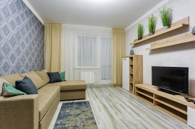 MINSK BÉLARUS AOÛT 2020 intérieur d'une chambre d'hôtes de luxe moderne dans des studios de style minimaliste avec canapé et télévision