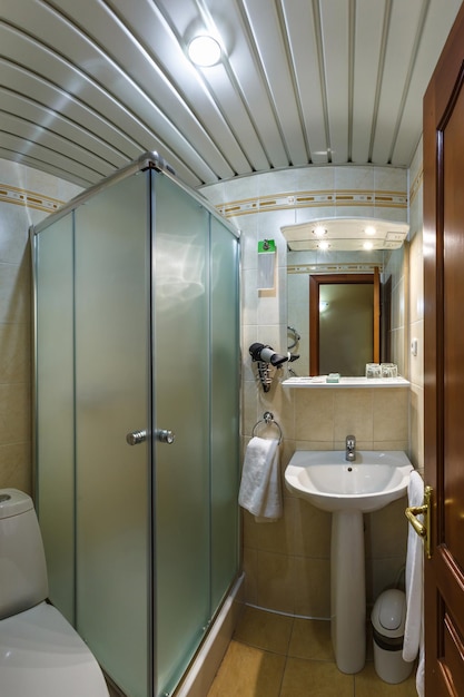 MINSK BÉLARUS AVRIL 2017 toilettes et détail d'une cabine de douche d'angle avec fixation murale pour douche dans la salle de bains de l'hôtel