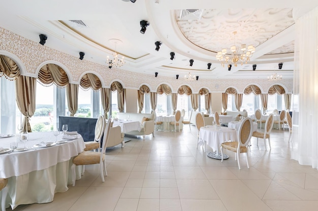 MINSK BÉLARUS DÉCEMBRE 2017 intérieur de l'immense salle de banquet équipée dans un style de couleur blanche